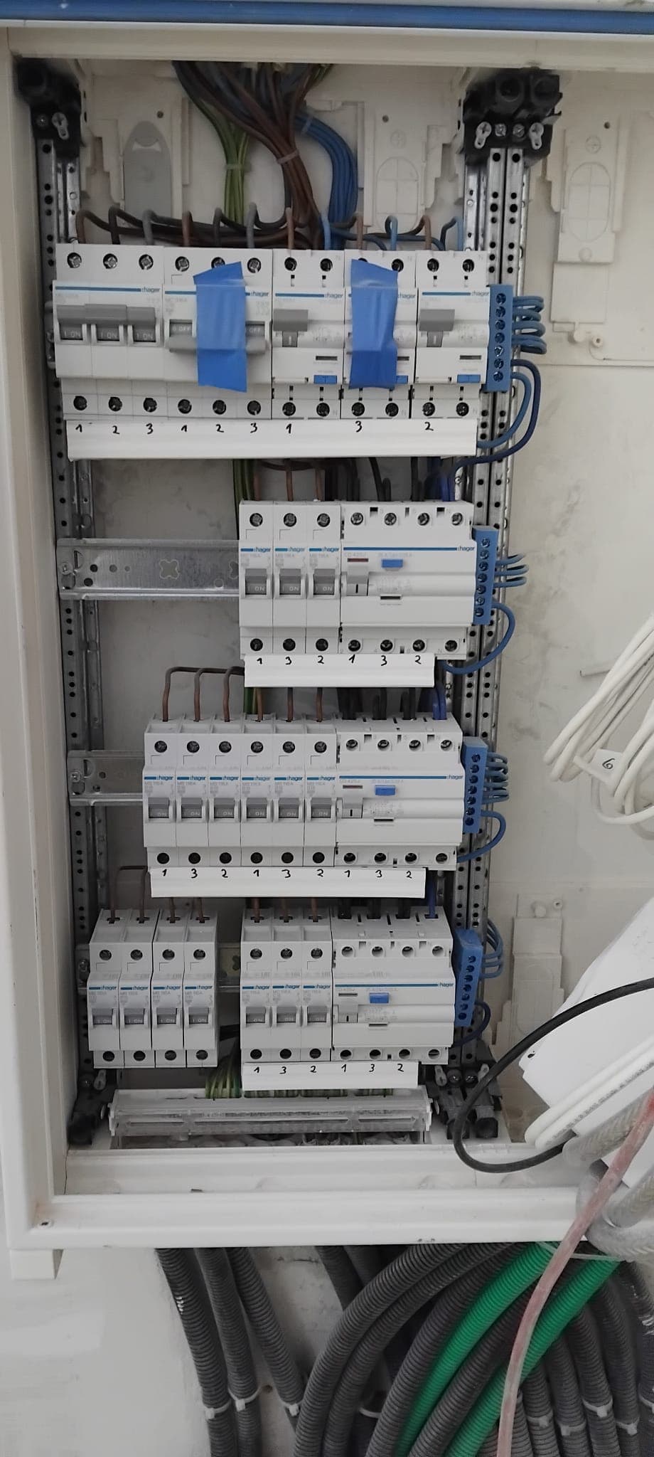 Sadalnes montāža ar automātslēdžiem un gofrēto cauruļu pievadiem